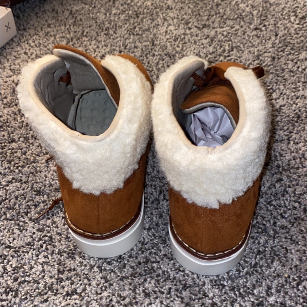 Fuzzy tan boots - Picture 4 of 4